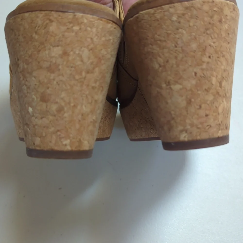 Clarks Aisley Lilly Camel Colored Wedge Sandals. Size 10